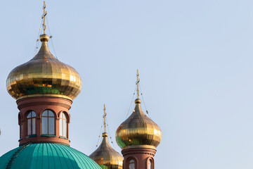 Fototapeta na wymiar golden domes of the orthodox church