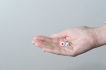 サイコロを持つ手