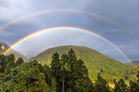 宮城県　鳴子峡に架かる虹と紅葉
