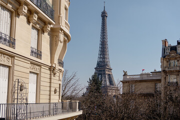 Fototapeta na wymiar small Paris street with view on the famous Paris Eiffel tower