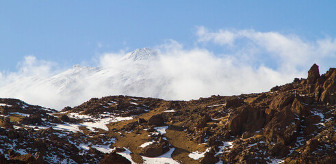 Il vulcano del monte Teide coperto di neve fotografato da uno dei mirador. Isola di Tenerife