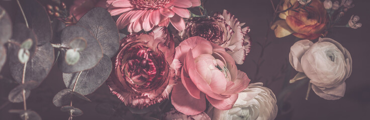 Dekoration mit Blumen Blüten in pastell pink weiß Hintergrund dunkel