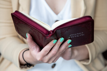 Kobieta czyta Pismo Święte - sesja ilustracyjna.