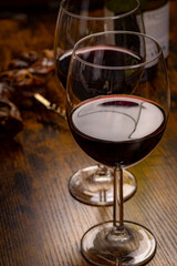 verres de vin rouge, en gros plan, sur une table