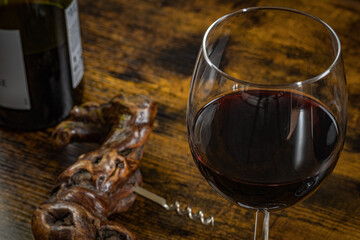 verres de vin rouge, en gros plan, sur une table