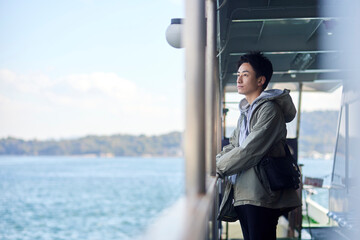 一人旅を楽しむ日本人の男性