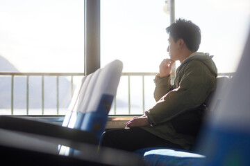 一人旅を楽しむ日本人の男性