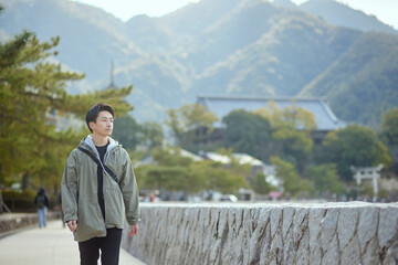 一人旅を楽しむ日本人の男性