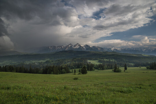 Fototapeta widok na Tatry Bielskie w Łapszance w trakcie burzy