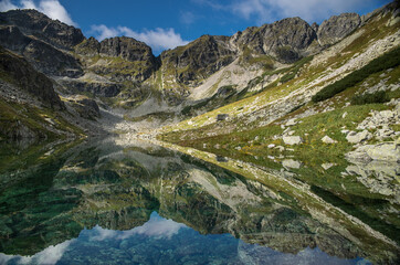 widok na Staw Staszica w Tatrach Wysokich jesienią