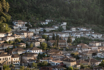 widok na miasto Berat w Albanii - obrazy, fototapety, plakaty