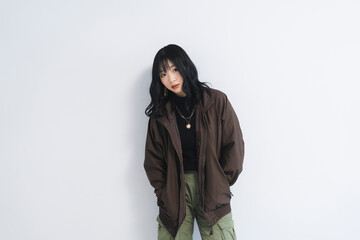 ストリートファッションの若い女性