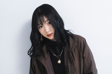 ストリートファッションの若い女性