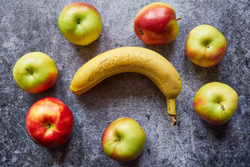 banan i jabłka na stole 