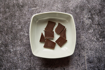 tabliczki czekolady w białej misce 