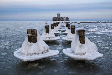 zimowy widok na torpedownię w Babich Dołach w Gdyni