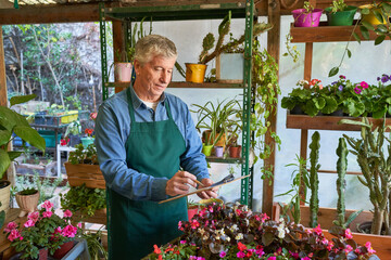 Gärtner oder Florist kontrolliert Checkliste bei der Inventur