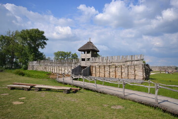 Gród w Biskupinie, stanowisko archeologiczne, architektura, park, stary,  krajobraz, historia, średniowieczna © Albin Marciniak