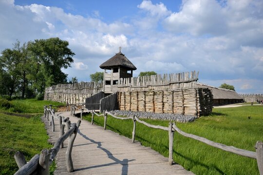 Gr&oacute;d w Biskupinie, stanowisko archeologiczne, architektura, park, stary,  krajobraz, historia, średniowieczna