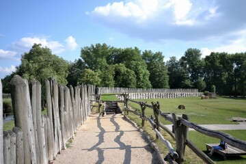 Gród w Biskupinie, stanowisko archeologiczne, architektura, park, stary,  krajobraz, historia, średniowieczna © Albin Marciniak