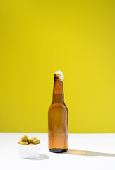 Botella de cerveza fría con aceitunas. Aperitivo español	