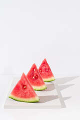  Tres trozos de sandia cortada en triangulo