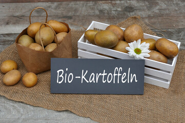 Frische rohe Bio-Kartoffeln in einem Korb.