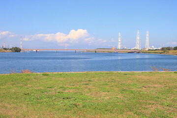 Obraz premium 川沿いの広場