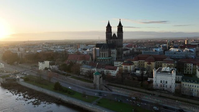 Luftaufnahme der historischen Altstadt von Magdeburg an der Elbe mit Kathedrale bei Sonnenuntergang in Sachsen-Anhalt, Deutschland