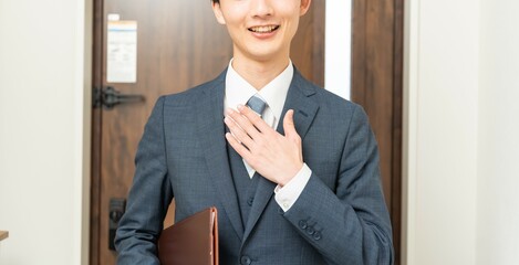 若い日本人男性の営業マン