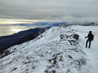 Nevicata nel parco del Beigua. Passo del Faiallo, Liguria. Alpinista in escursione sulla cresta