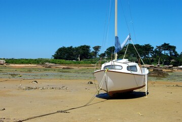 Voilier à marée basse dans les Côtes-d'Armor.