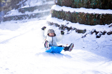 そりで遊ぶ子供