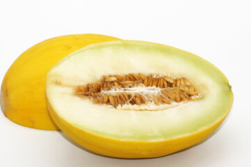 Gelbe Honigmelone freigestellt auf weißem Hintergrund