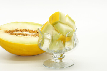 Gelbe Honigmelone freigestellt auf weißem Hintergrund