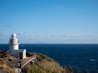 Fototapeta na wymiar 冬の石廊崎灯台　水平線上に伊豆諸島が見える　12月