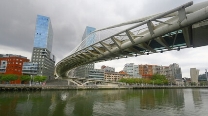 Obraz premium Puente Zubizuri Bilbao.