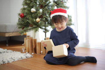 	クリスマスプレゼントを開ける女の子