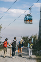 Obraz premium Couples reaching the top of the mountain