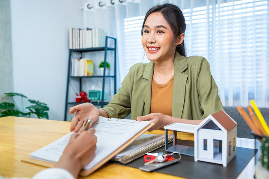 female architect and real estate agent, advice on home decoration, home renovation and financial consulting, making loans, home decoration loans, providing contractors, clients agree to contracts.