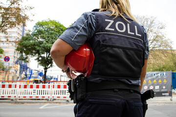 Zollbeamtin bei der Arbeit