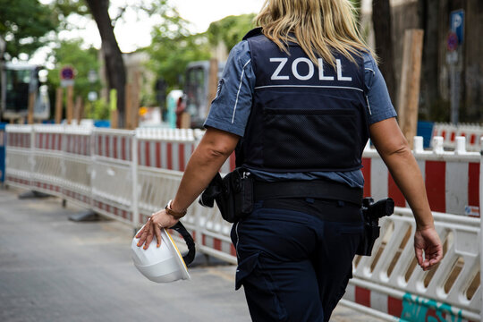 Zollbeamtin bei der Arbeit