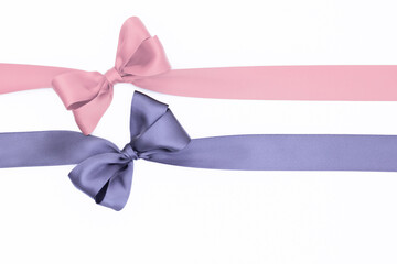 Nœuds de ruban de satin pour paquet cadeau de couleurs violet et rose, isolé sur du fond blanc....