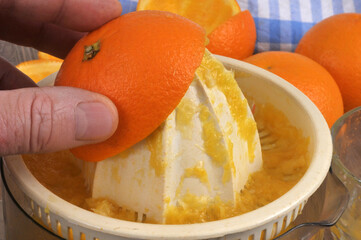 Préparer un jus d'orange avec un presse agrume en gros plan