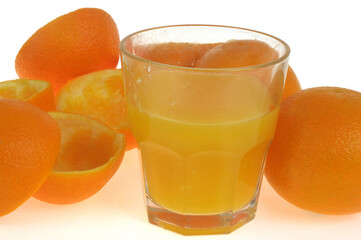 Verre de jus d'orange avec ses ingrédients en gros plan sur fond blanc