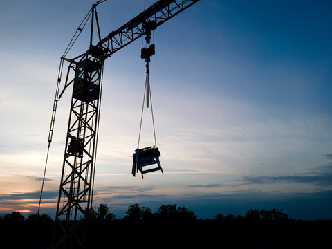 Kran hebt Tischkreiss&auml;ge