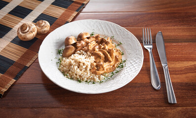 Strogonoff de Franco com Arroz Integral