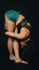 ABRAZO MUJER