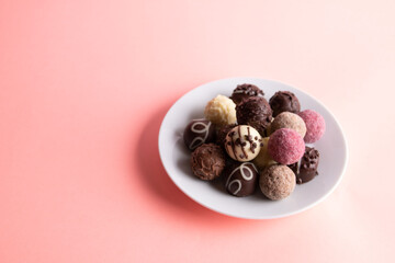 photo round chocolates in dishes