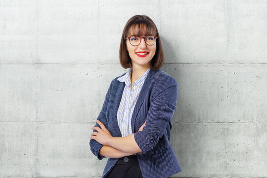  Pretty smiling business woman posing isolated grey wall background.